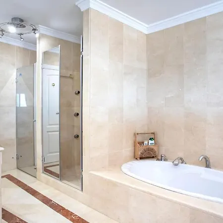 Luxury Seafront Penthouse With Parking Apartamento Estepona